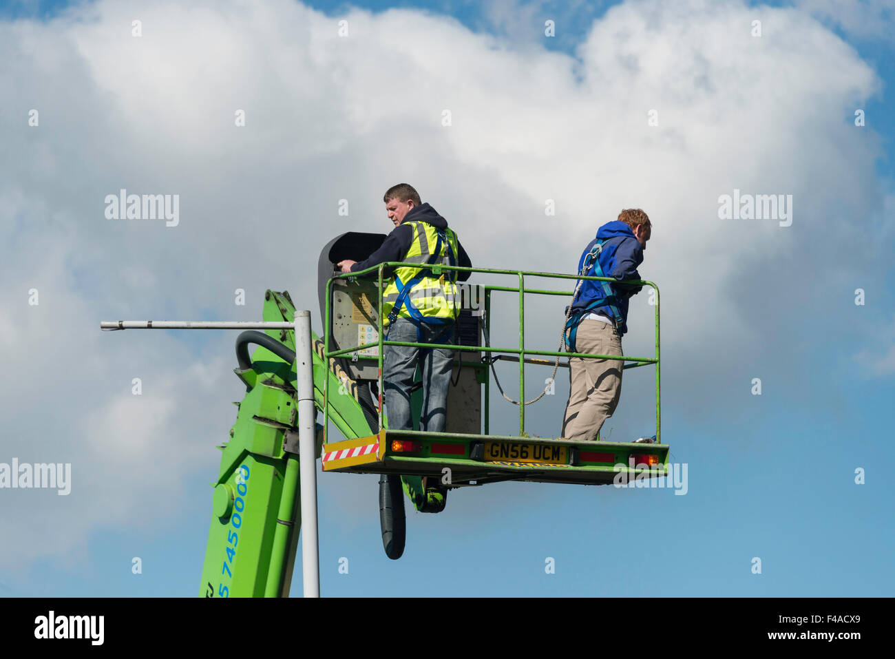 Männer arbeiten auf Sky King-Access-Plattform, London Road, Sevenoaks, Kent, England, Vereinigtes Königreich Stockfoto