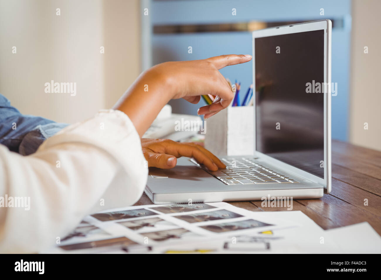 Hand von Geschäftsleuten mit Laptop zugeschnitten Stockfoto