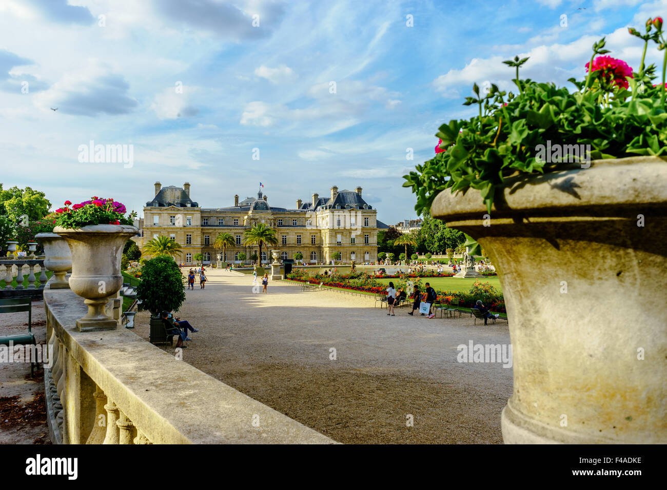 Suchen Vergangenheit Blumentöpfe zum französischen Senat Gebäude am Jardin du Luxembourg. Juli 2015. Paris, Frankreich. Stockfoto