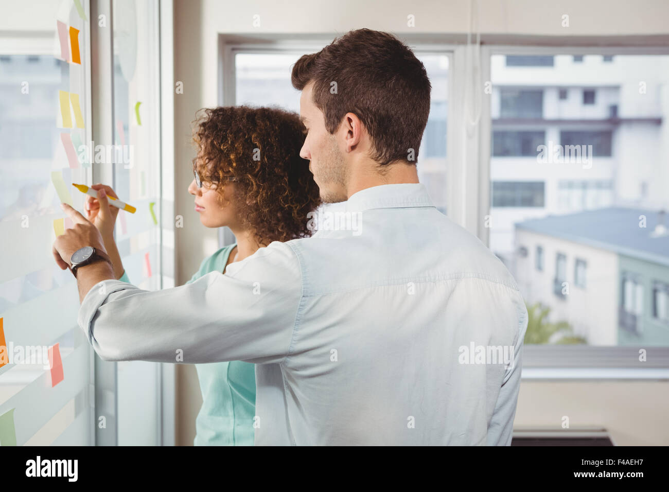 Business-Leute schreiben und Hinweis auf Post Stockfoto