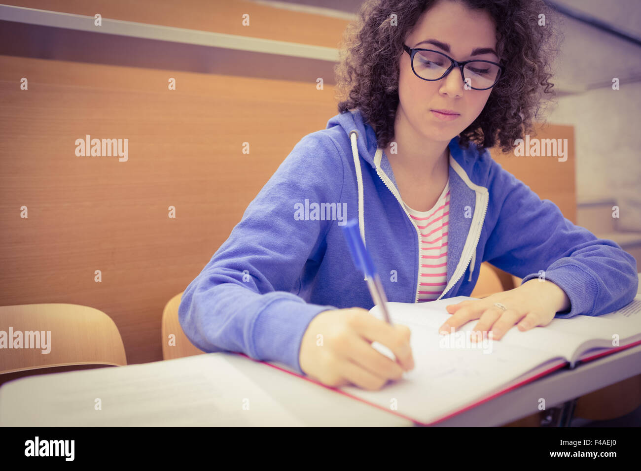Fokussierte Student Notizen in Vortrag Stockfoto