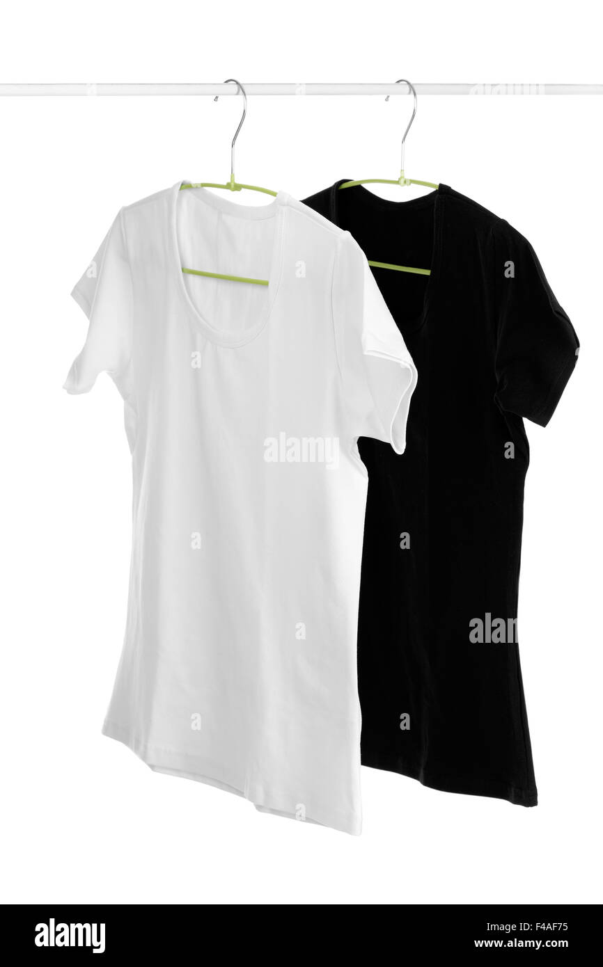 schwarze und weiße T-shirt auf einem Kleiderbügel Stockfoto