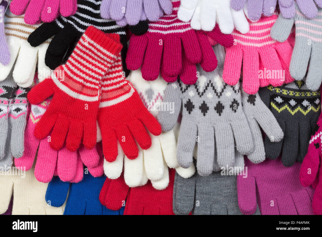 farbige Strickhandschuhe Stockfoto