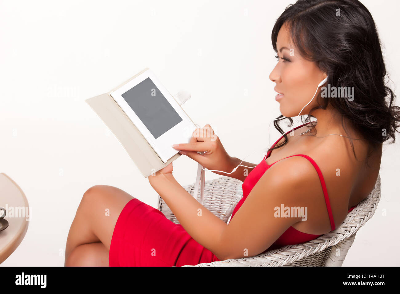 Junge Frau, die das elektronische Buch zu lesen Stockfoto