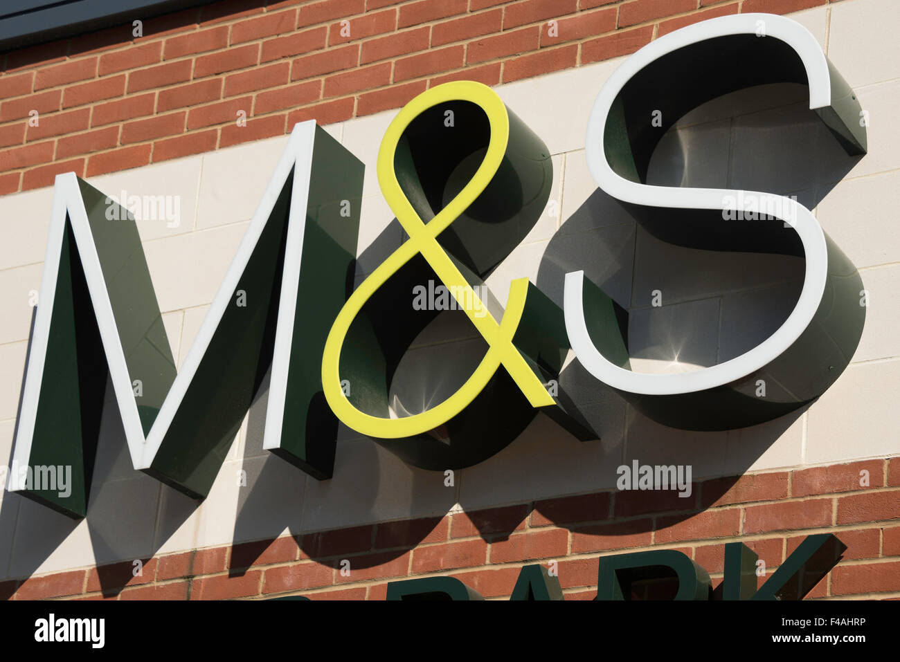 M & S unterzeichnen, Kaufhaus Marks & Spencer Blighs Road, Sevenoaks, Kent, England, Vereinigtes Königreich Stockfoto