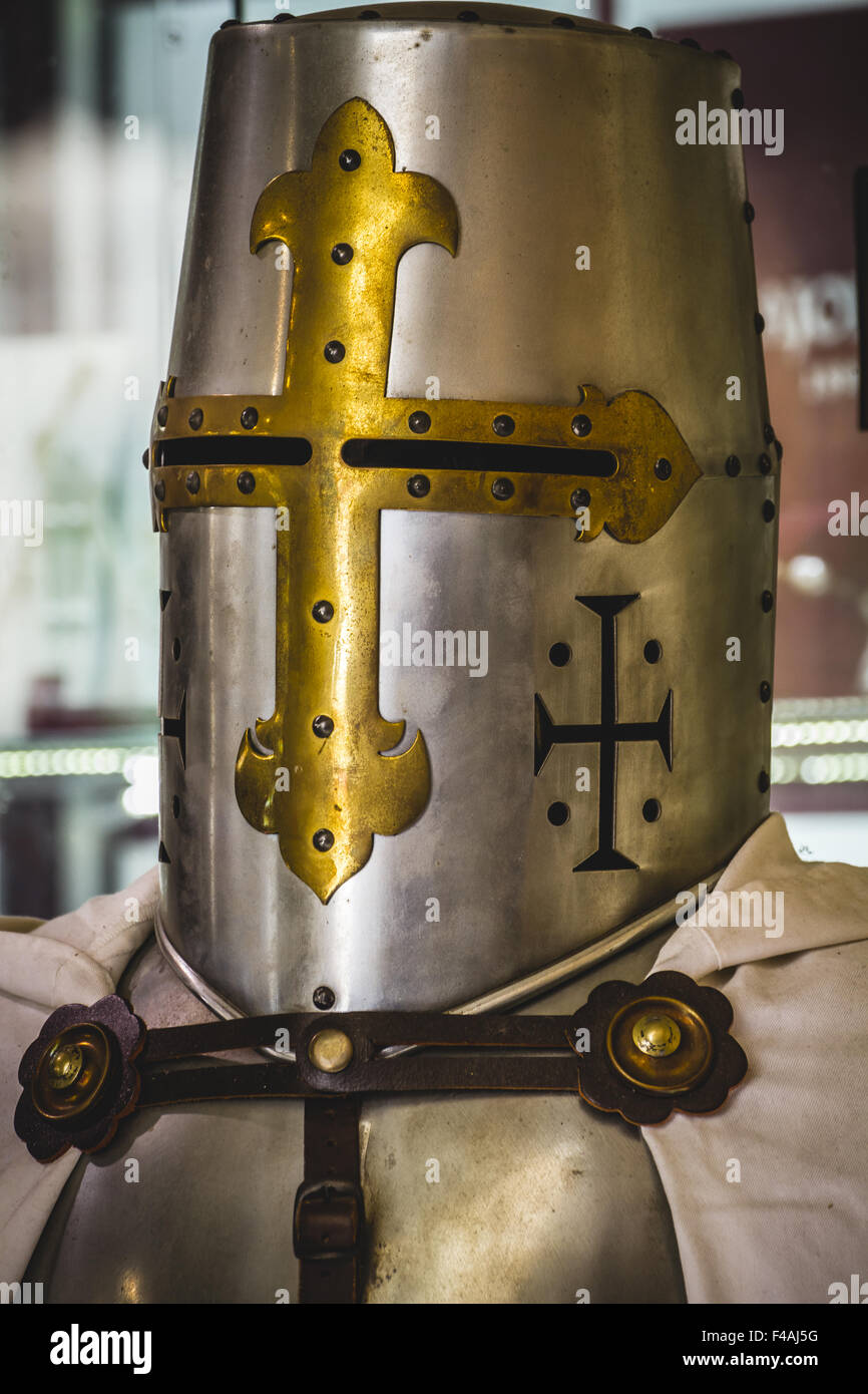 Helm, mittelalterliche Rüstung aus Schmiedeeisen Stockfoto