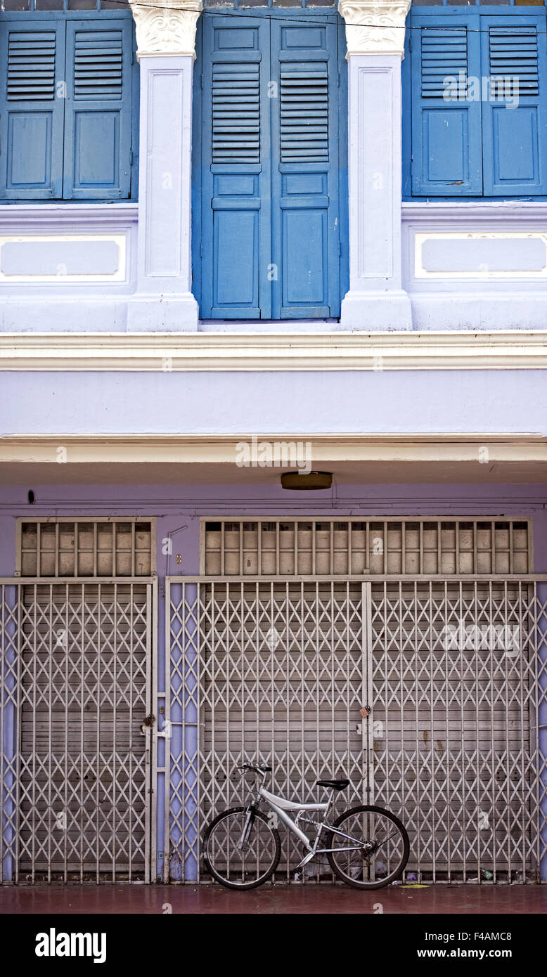 Fahrrad vor einem traditionellen Geschäft Haus Stockfoto