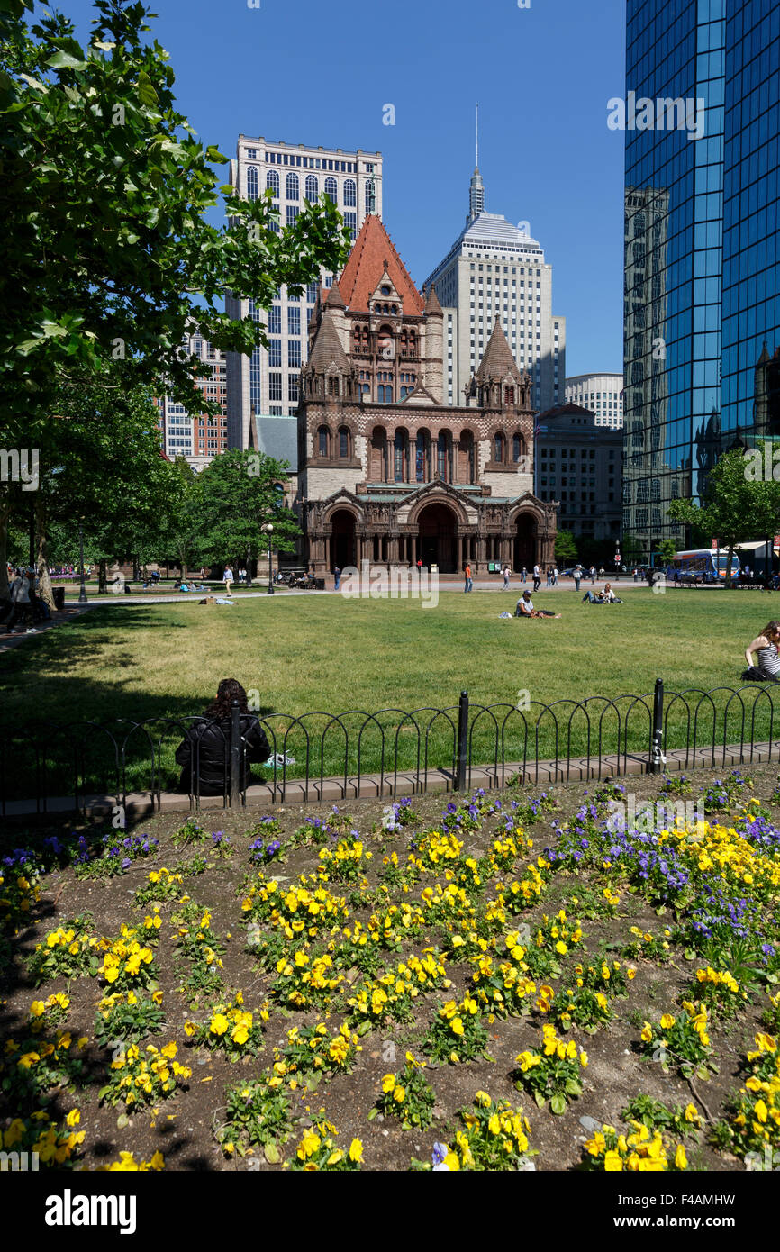 Dreifaltigkeitskirche in Copley Square Boston, Massachusetts über Blumenbeet gesehen Stockfoto