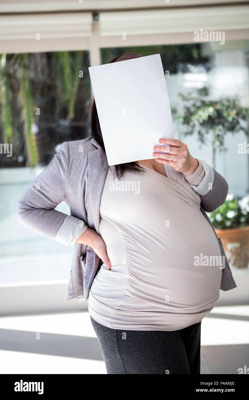 Schwanger Geschäftsfrau hinter eine leere Kopie Stockfoto