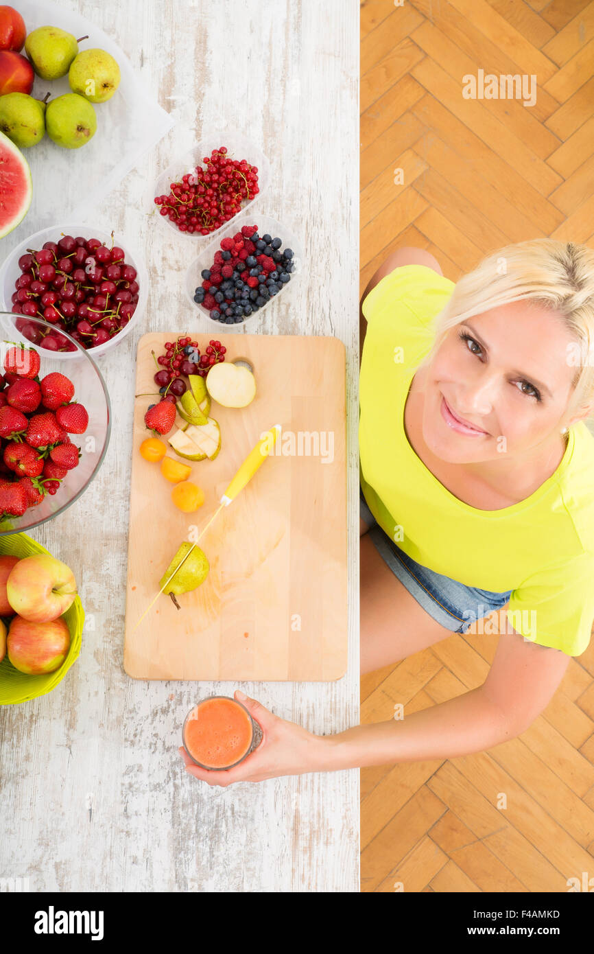 Reife Frau genießt einen smoothie Stockfoto