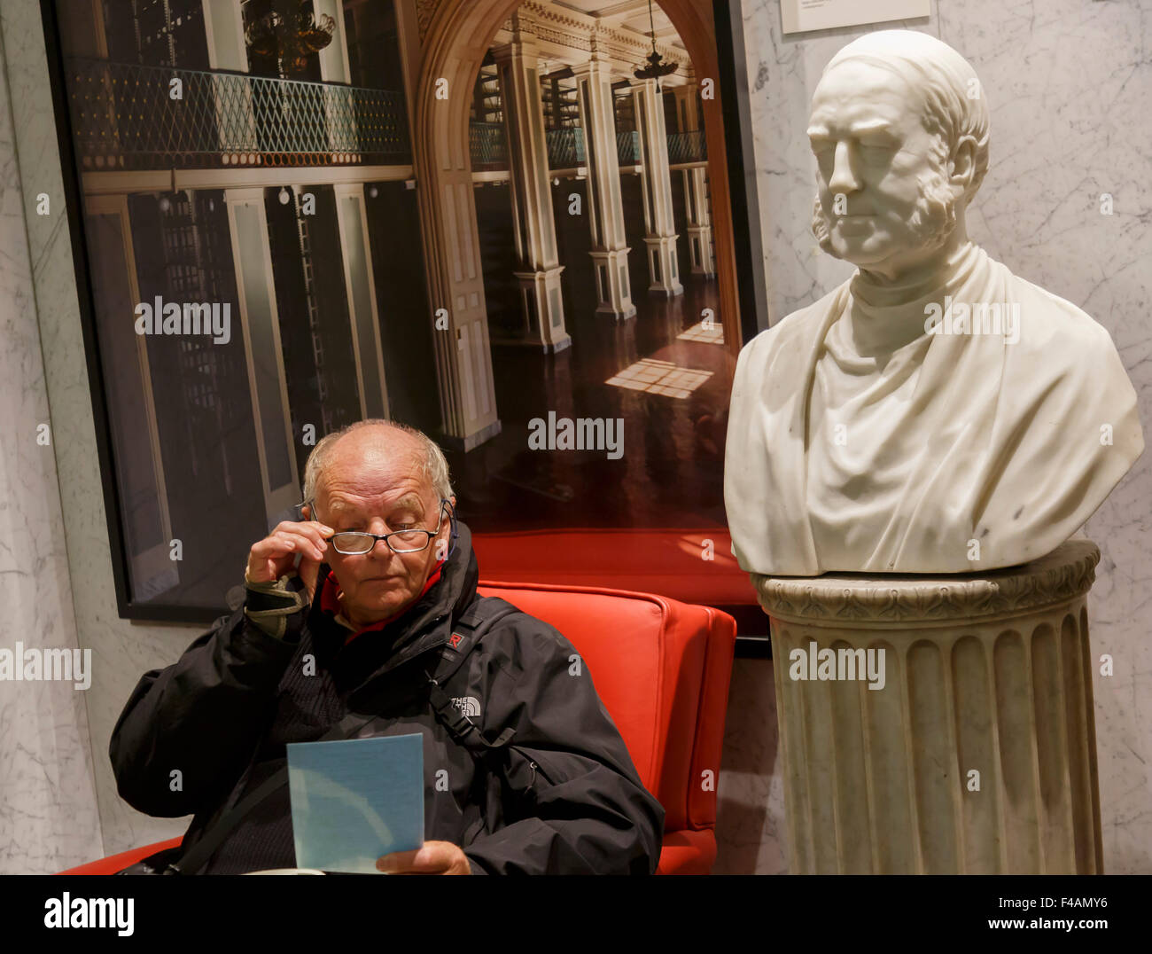 Ältere Menschen Tragen einer Brille lesen in der Boston Athenaeum Stockfoto