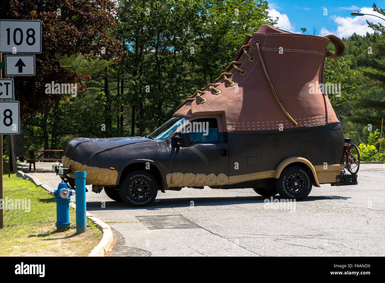 Promotion Ford Pickup für l.l. Bean in einem Parkhaus in der Form eines Stiefels Ente vollausgestattenen. Bekannt als die Bootmobile Stockfoto