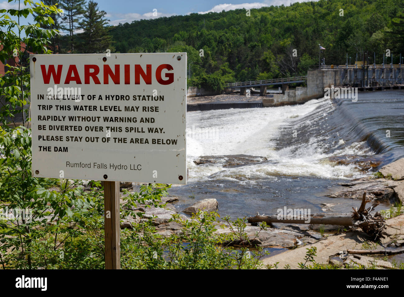 Melden Sie sich an der Androscoggin River vor plötzlichen Anstieg der Wasserstände im Falle einer hydro Bahnhof Reise Rumford Maine Stockfoto