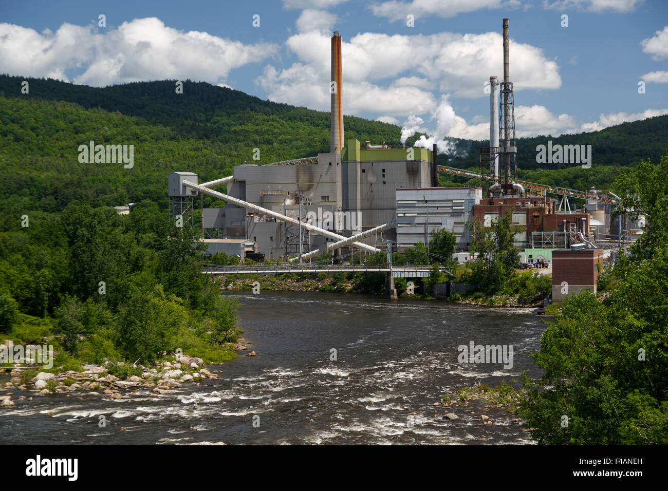 Rumford Zellstoff- und Papierfabrik auf dem Androscoggin Fluss von einer Brücke über dem Fluss gesehen. Maine USA Juni 2015 Stockfoto