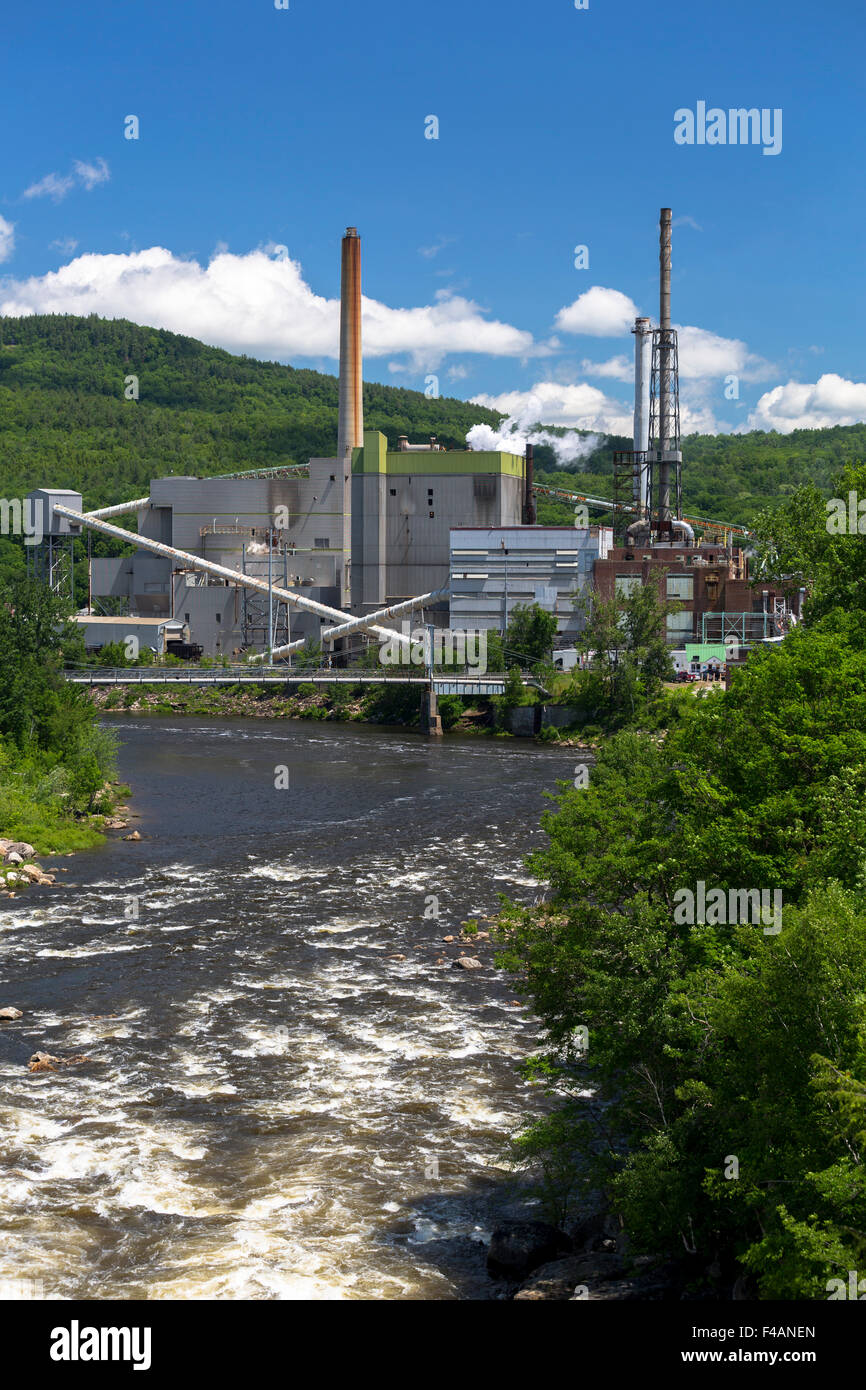 Rumford Zellstoff- und Papierfabrik auf dem Androscoggin Fluss von einer Brücke über dem Fluss gesehen. Maine USA Juni 2015 Stockfoto