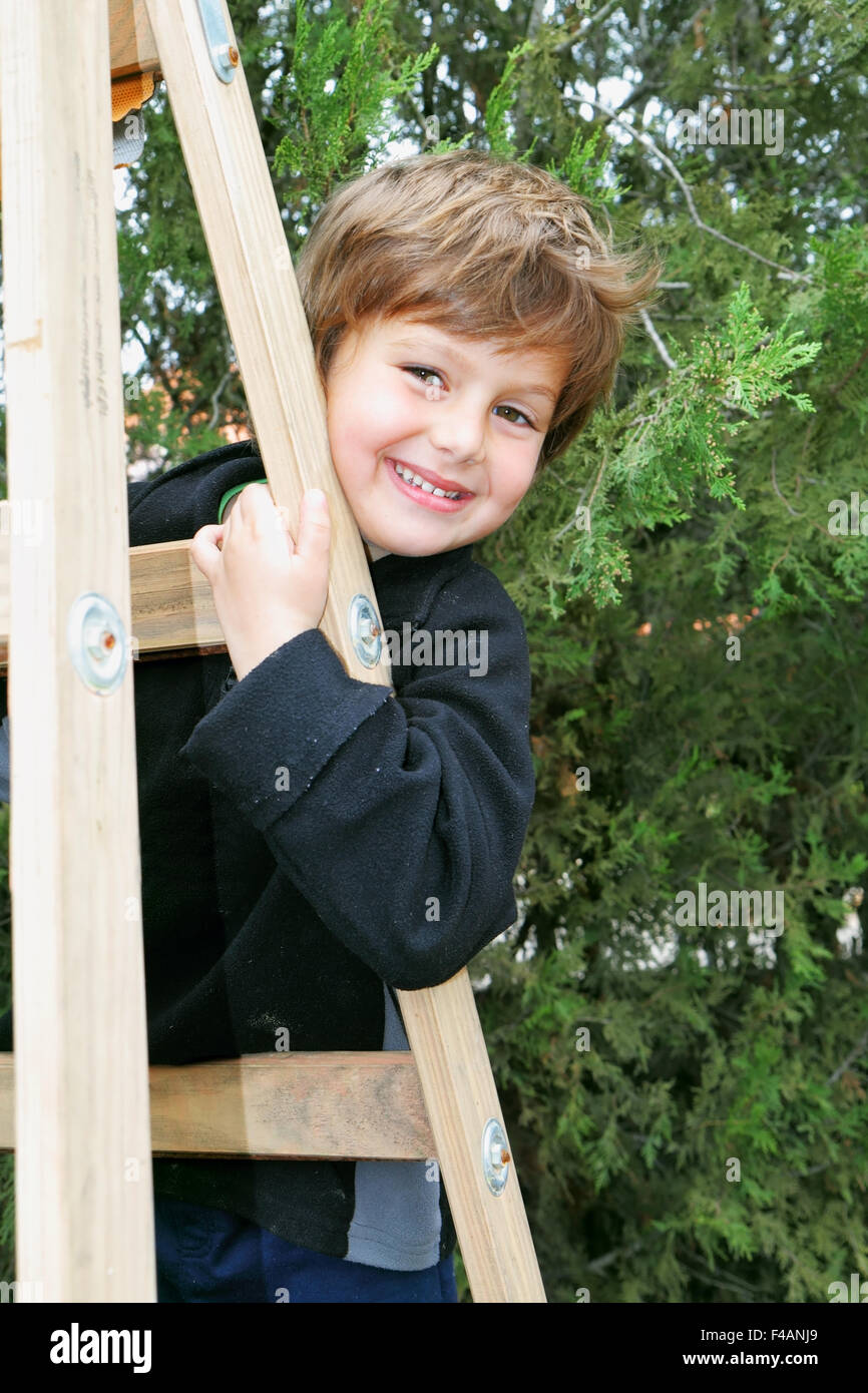 Ein charmantes vier Jahre alter Junge Stockfoto