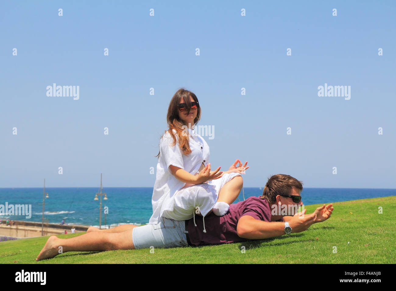 Junges Paar entspannend auf dem Rasen Stockfoto