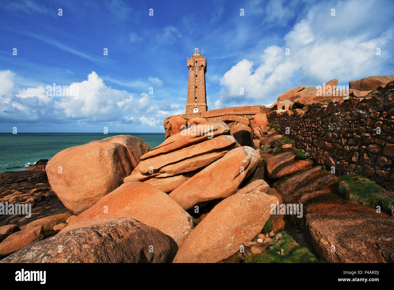 Leuchtturm Men Ruz an der Pointe de Squewel Stockfoto