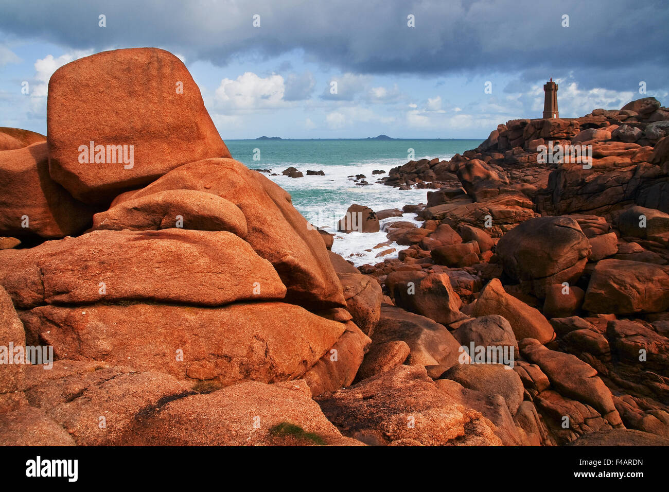 Leuchtturm Men Ruz an der Pointe de Squewel Stockfoto