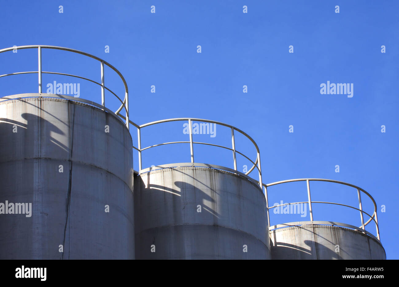 Schattierte silos Stockfoto