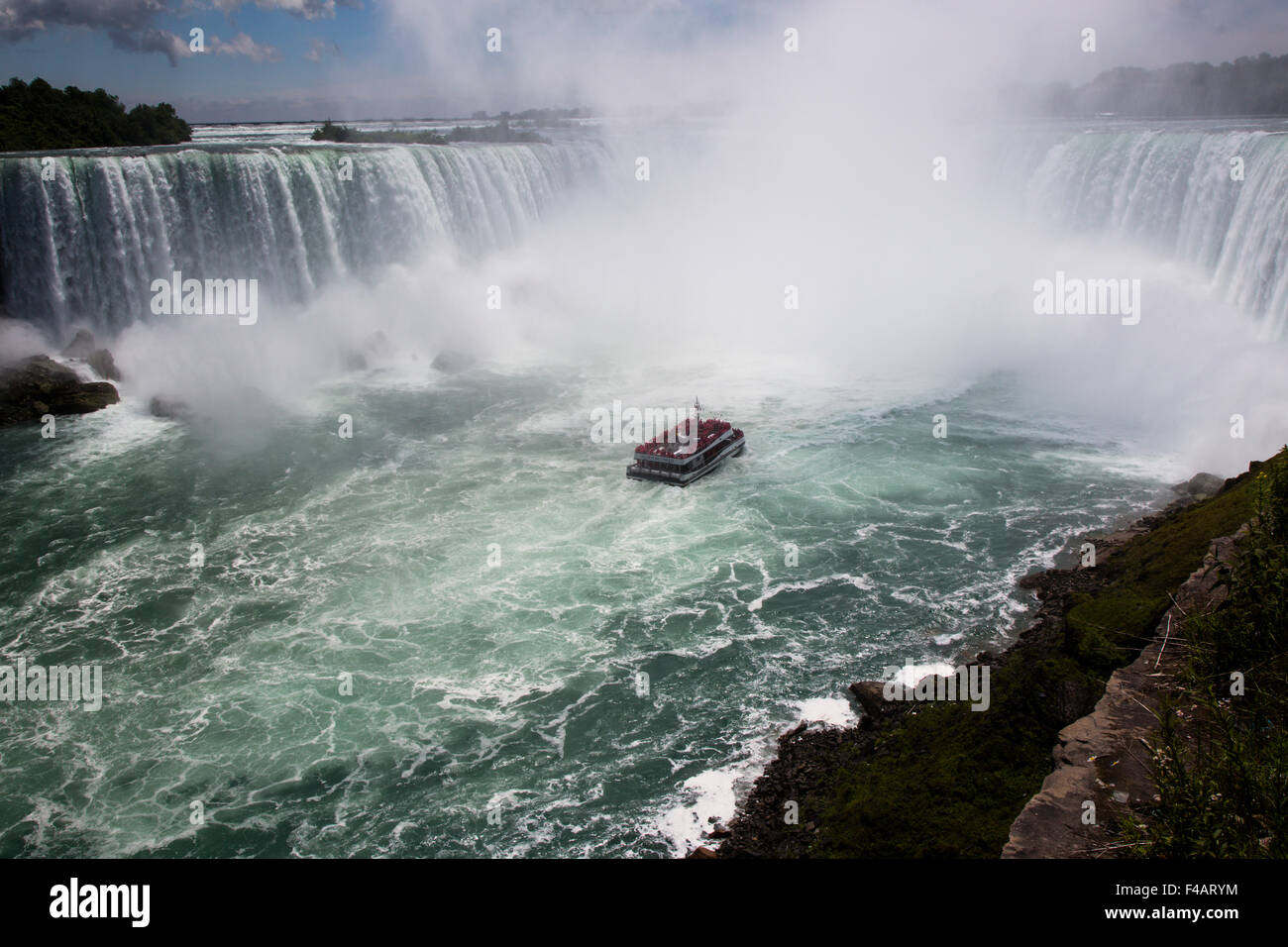Hornblower Ausflugsboot nähert sich der Nebel und Spray von der Horseshoe Falls Canada Stockfoto