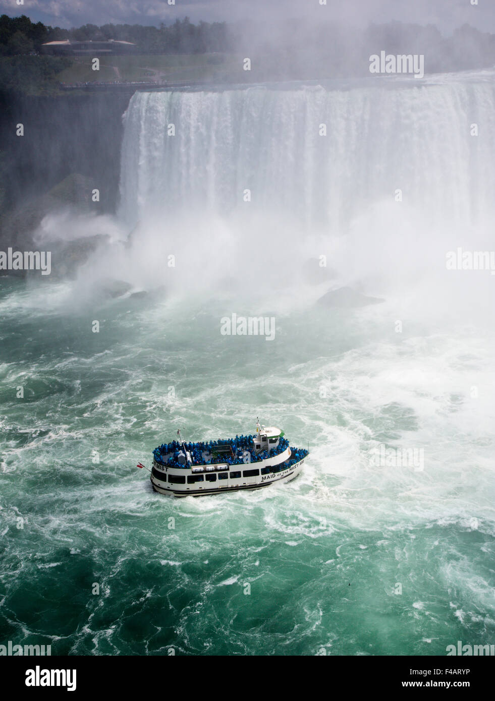 Maid of the Mist tour Boot nähert sich der Nebel und Spray auf die amerikanischen Fälle USA Stockfoto