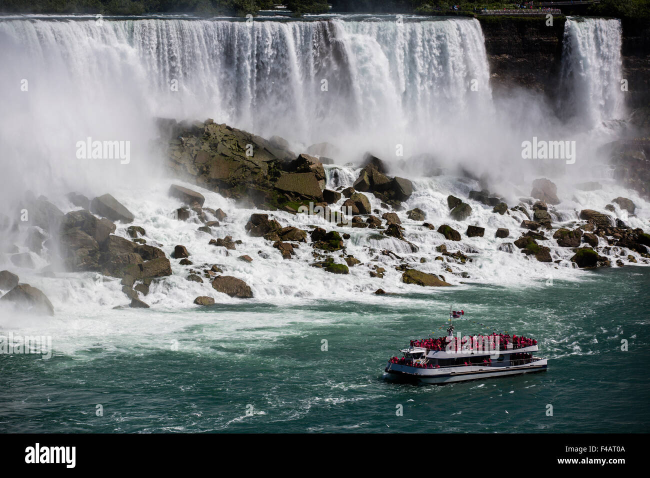 Hornblower tour Boot an der Basis der American Falls Niagara Falls Stockfoto