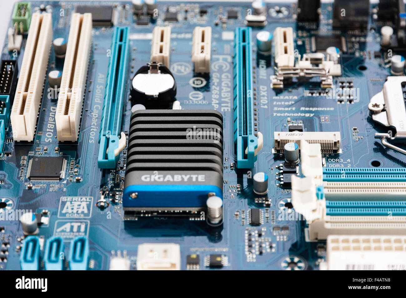 Computer Motherboards mit PCI-Erweiterungssteckplätze, oben geschlossen chip Sockel, RAM-Steckplätze für Speicher und Gigabyte Prozessor. Stockfoto