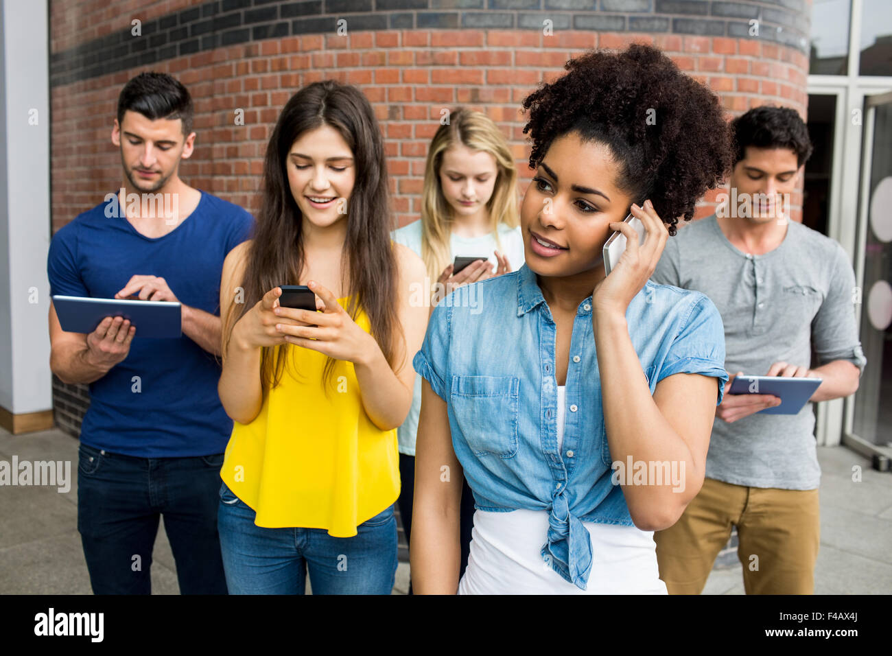 Studenten auf ihre Mediengeräte Stockfoto
