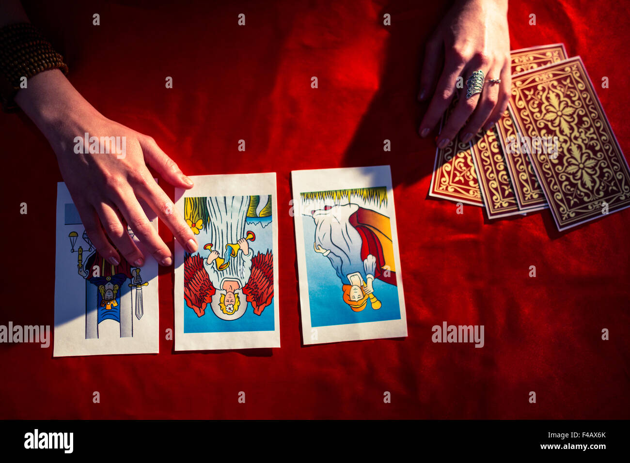 Draufsicht der abgeschnittenen Hände mit Tarot-Karten Stockfoto