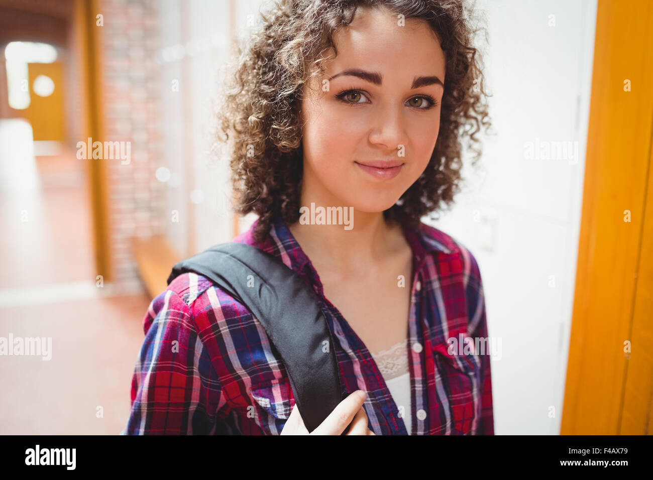 Hübsche Studentin lächelt in die Kamera Stockfoto