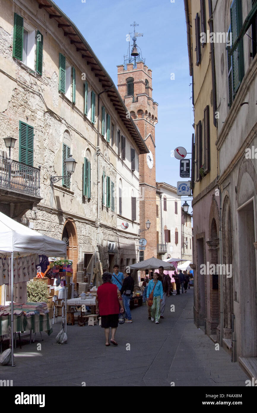 Markttag in Asciano Stockfoto