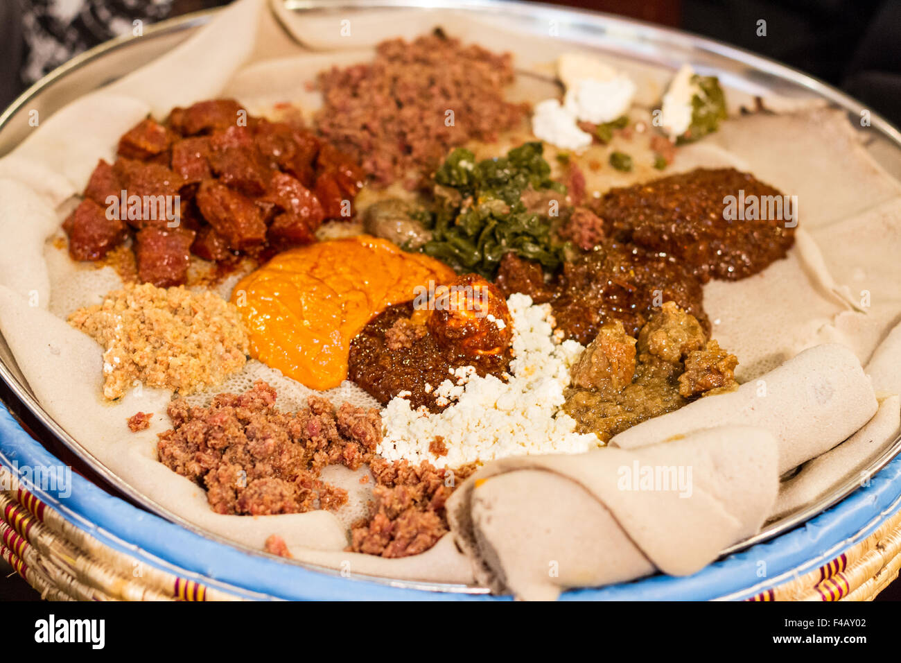 Injera werden wot, traditionelle Äthiopische Küche Stockfoto