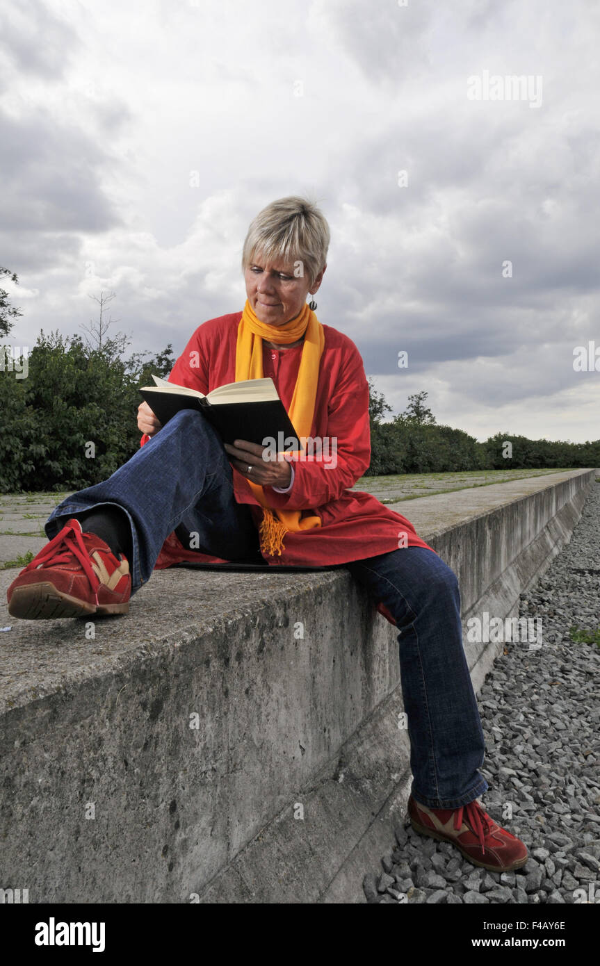 Lesung unter Wolken Stockfoto