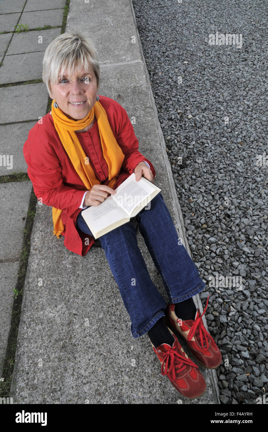 mit Buch nachschlagen Stockfoto