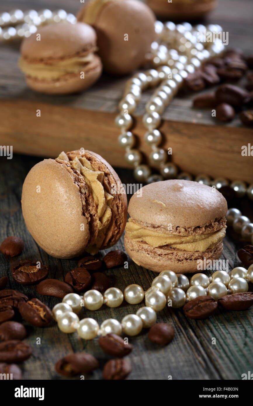 Hausgemachte Makronen und Kaffeebohnen. Stockfoto