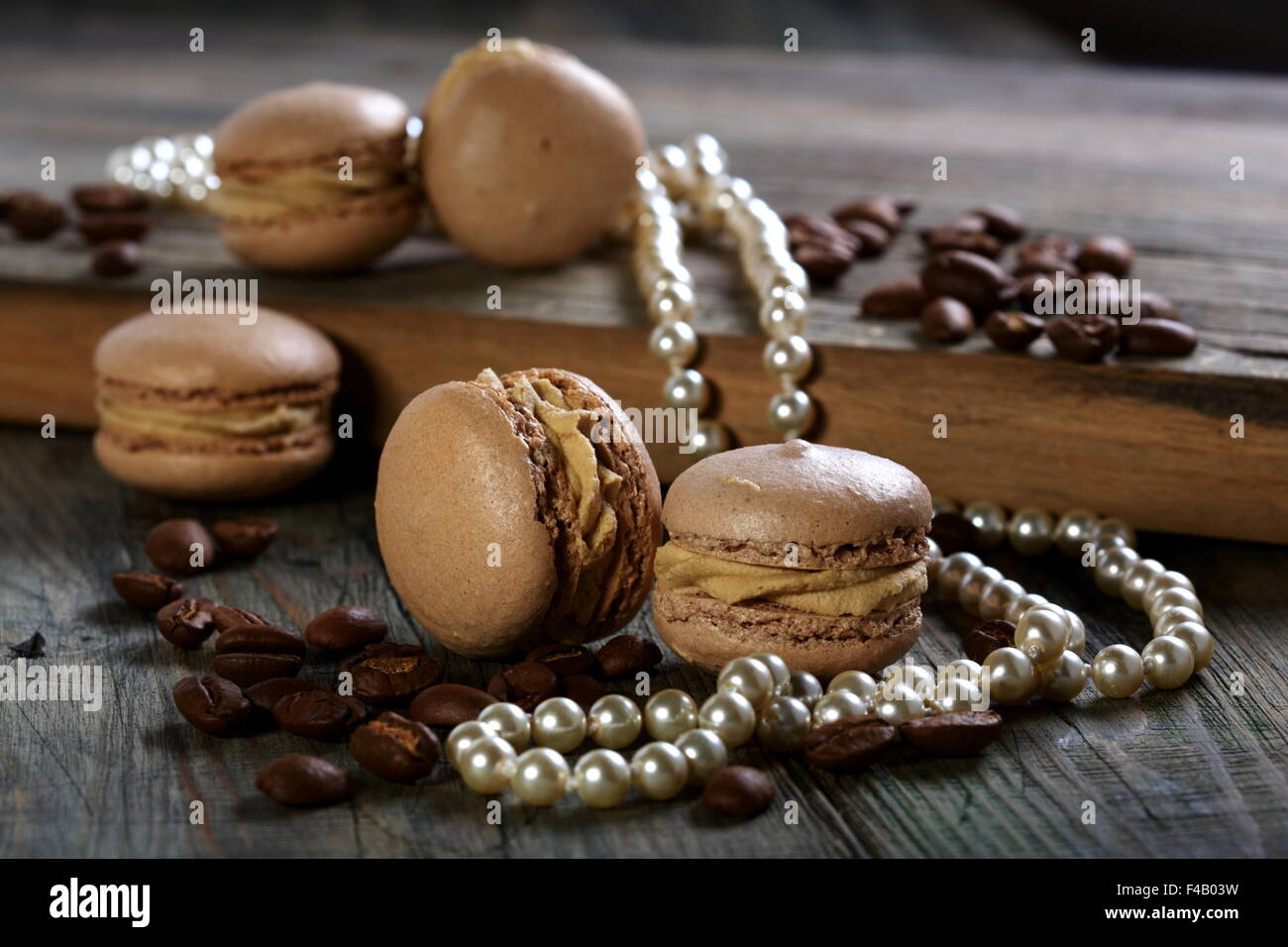 Mandel Kuchen, Kaffeebohnen und Pearl. Stockfoto