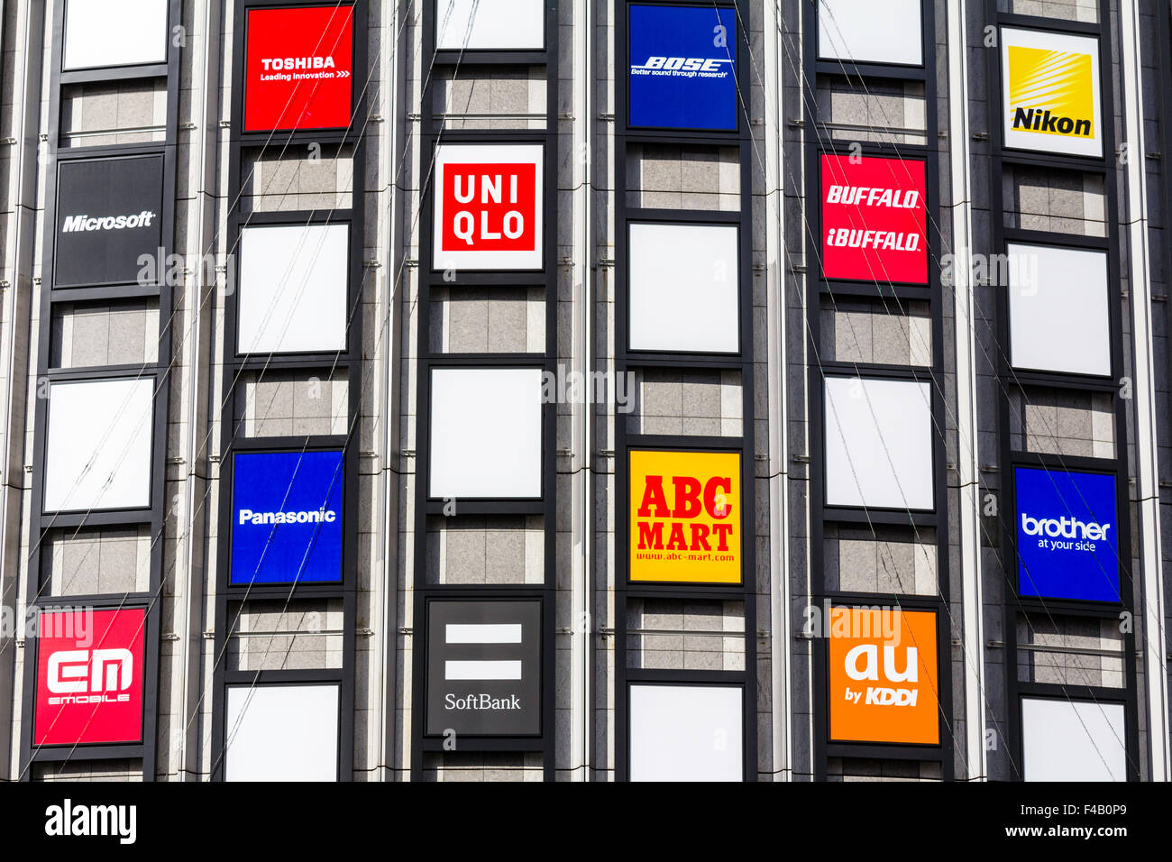 Japan, Osaka Umeda, Advertsiements Boards auf der Vorderseite des Yodobashi Kamera speichern für verschiedene Marken, einschließlich Uni Qlo, ABC-Mart, Nikon, Bruder Stockfoto