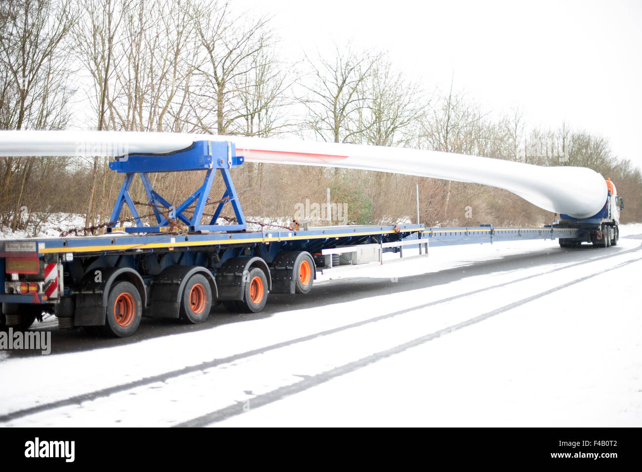 Schwertransport mit Wind Turbinenschaufel Stockfoto
