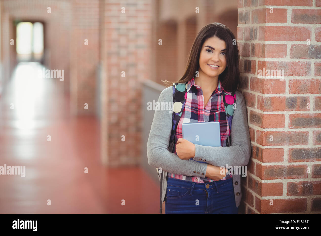 Porträt der hübsche junge Studentin mit digital-Tablette Stockfoto