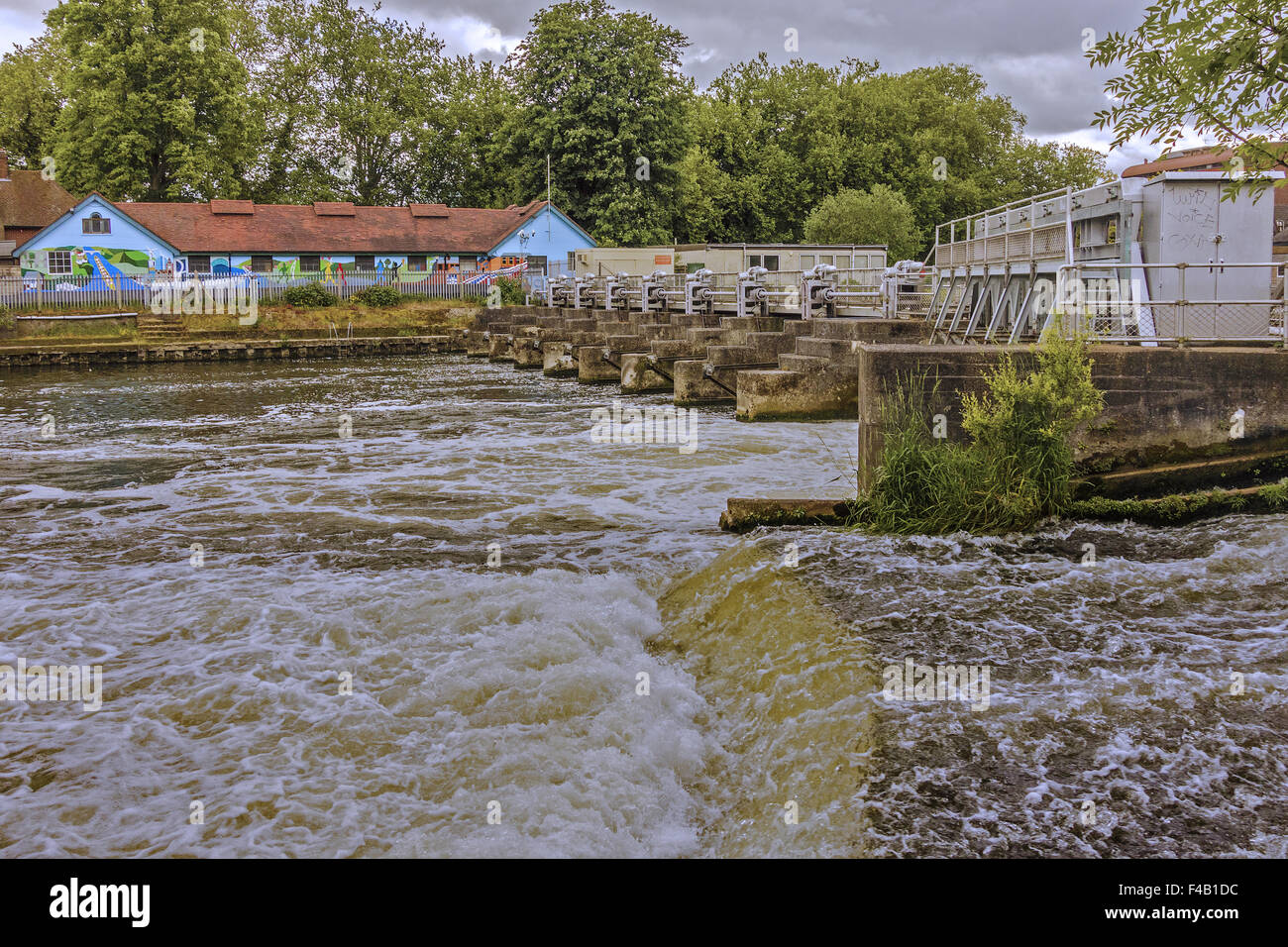 Wehr in Caversham Lock-Reading Berkshire UK Stockfoto