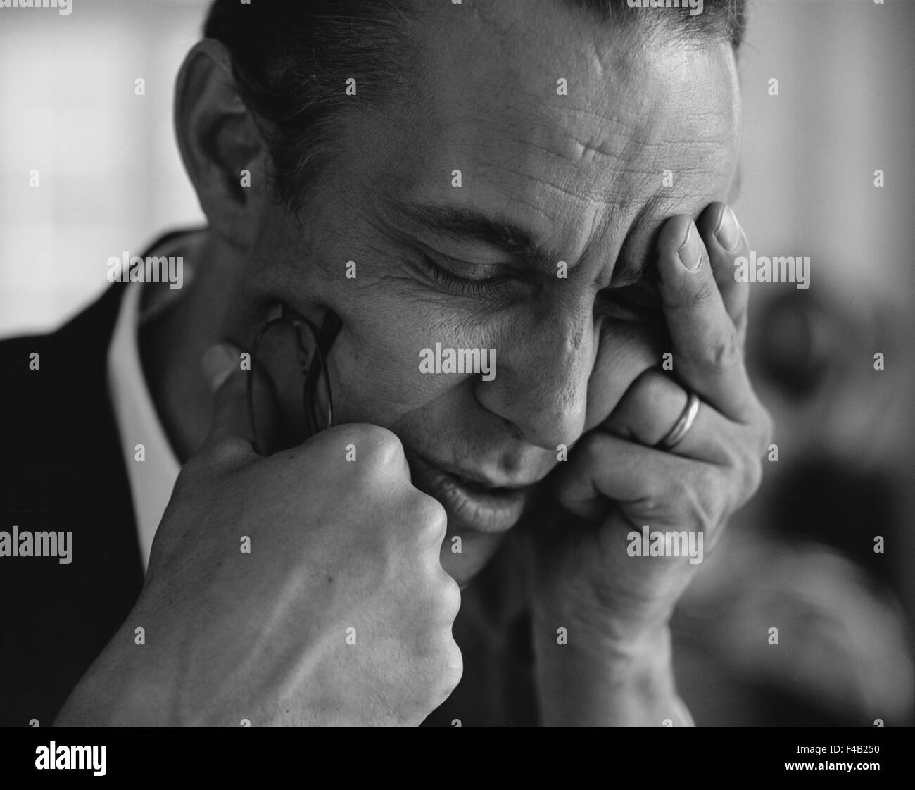 45-49 Jahre Erwachsene nur genervt schwarz-weiß Geschäftsmann Enttäuschung Serie emotionale Ausdruck Eyes shut Gesicht Gefühle Stockfoto
