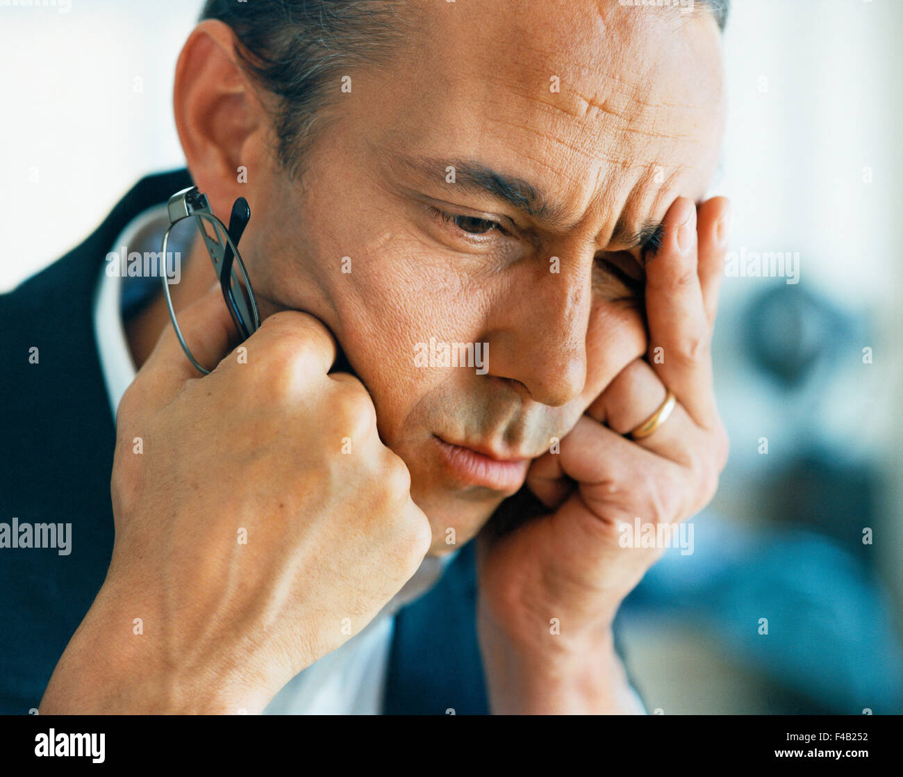 45-49 Jahre Erwachsene nur Körpersprache Ausbrennen Geschäftsmann Nahaufnahme Farbe Bild Berater Depression Gesicht Gefühle Gläser Stockfoto