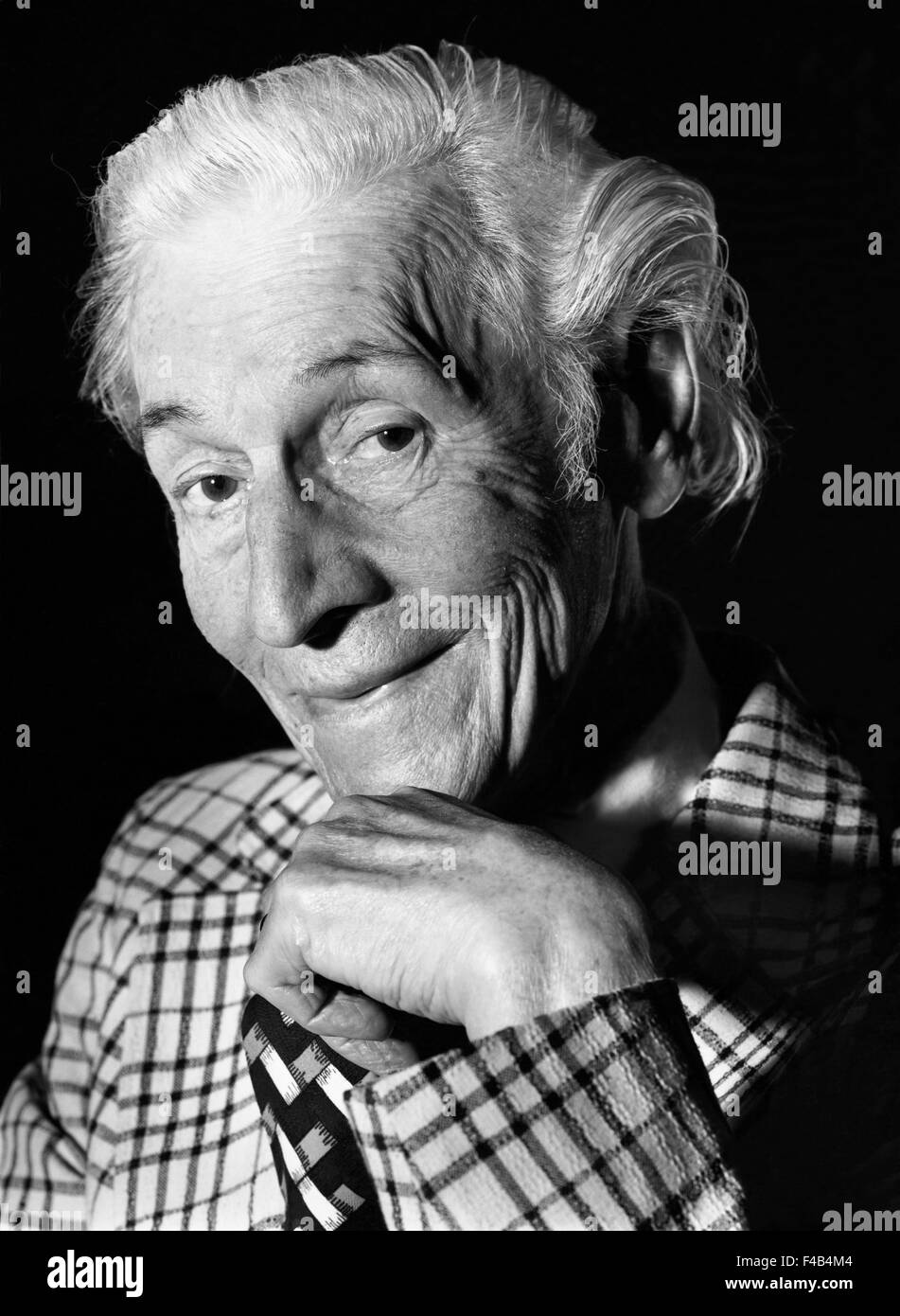 70-74 75-79 Jahre älterer Mann Ausdruck Erwachsene nur schwarz und weiß im Innenbereich Mann Alter einer Person nur Porträt senior Stockfoto