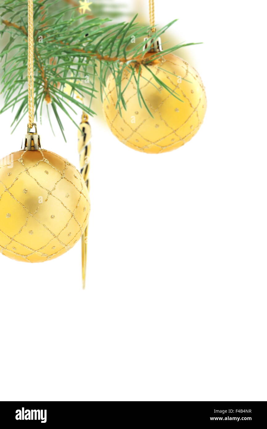Goldene Weihnachtskugeln auf Fichte Zweig. Stockfoto