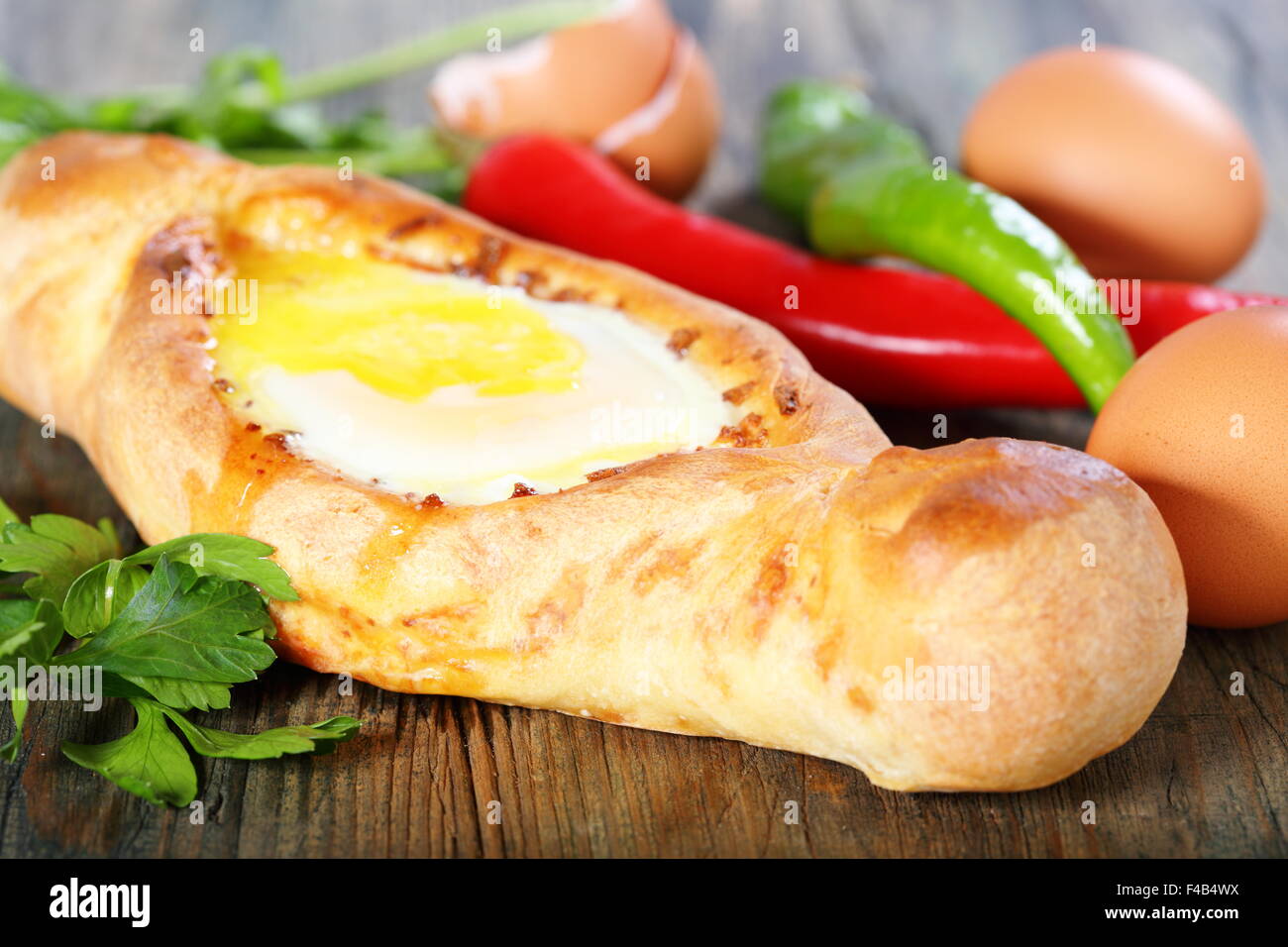 Kuchen mit Käse und Ei. Georgische Küche. Stockfoto