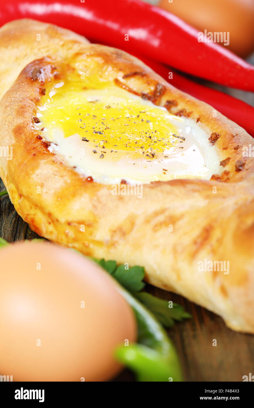 Flan mit Käse und Ei. Georgische Küche. Stockfoto