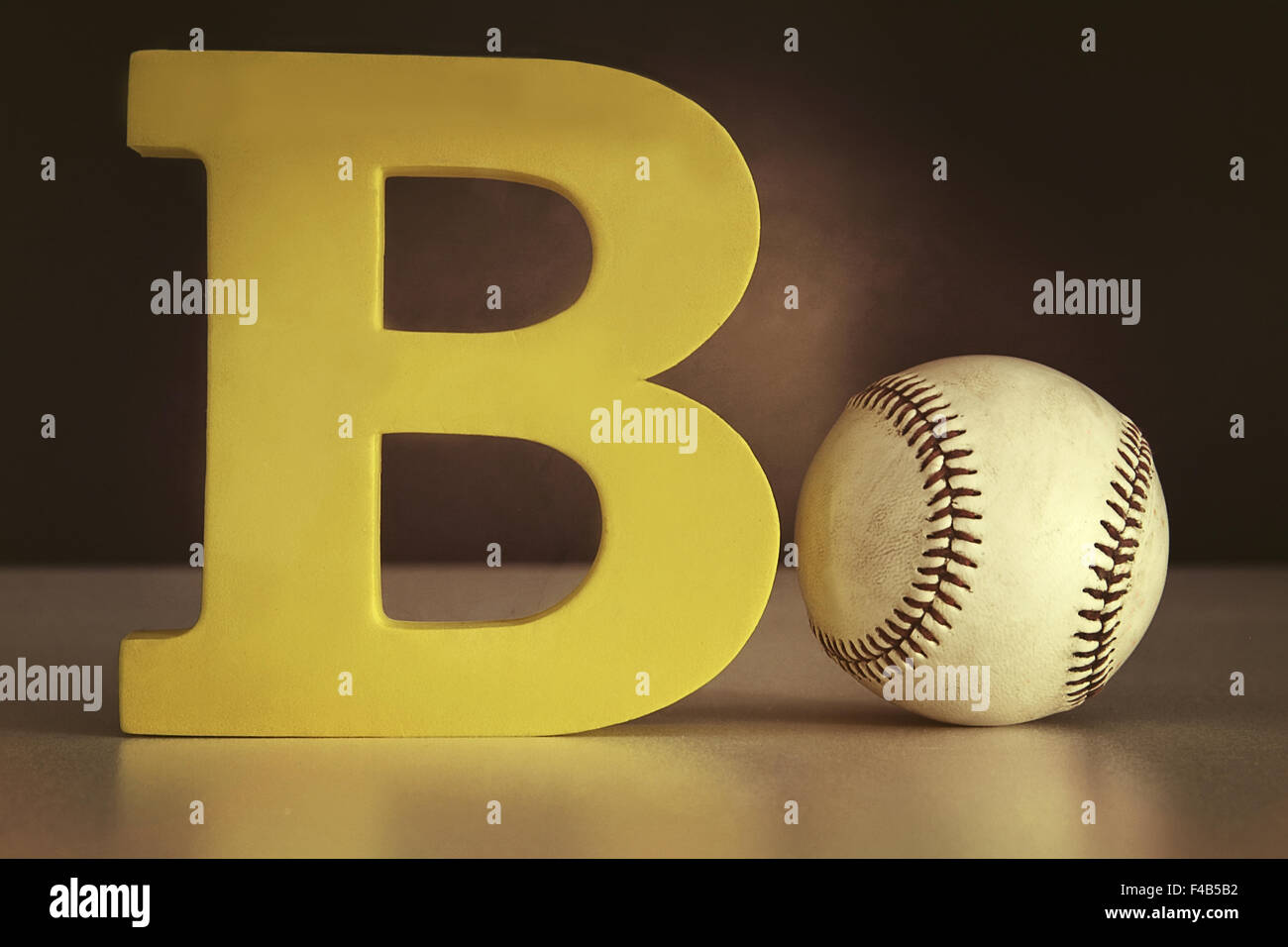 Der Buchstabe B mit einem Baseballschläger auf Tisch Stockfoto