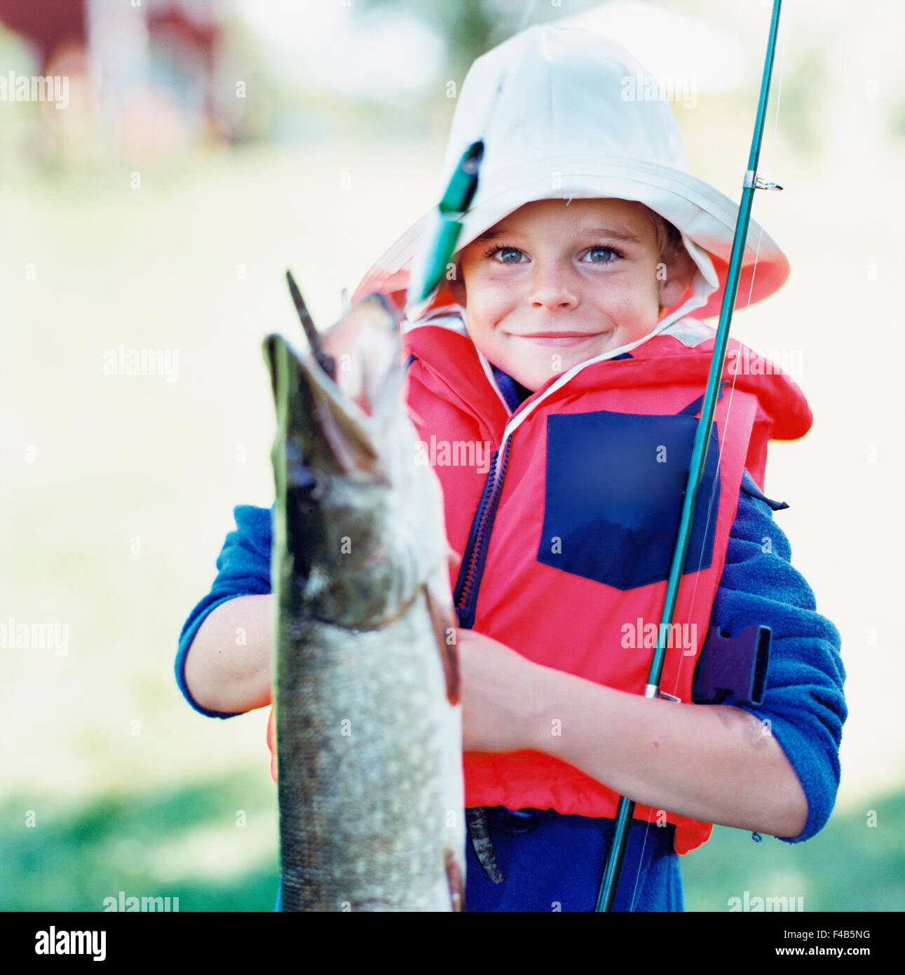 jungen erfassen Bekleidung Kinder nur Farbe Bild Grundschulkind Serie emotionale Ausdruck Gefühle Fischerei Fisch Stockfoto
