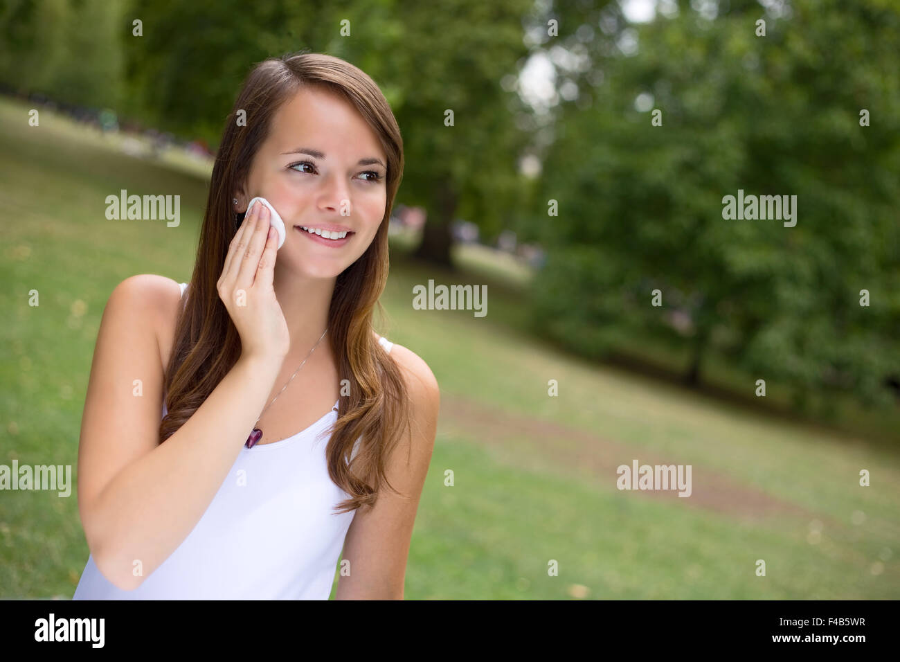 junge Frau Reinigung ihr Gesicht mit Make-up Gesicht pads Stockfoto